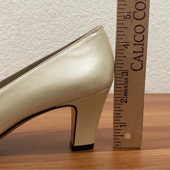 Vintage SALVATORE FERRAGAMO 30435 Ivory Pearl Leather Pumps Size 6.5 4A AAAA - Picture 15 of 16
